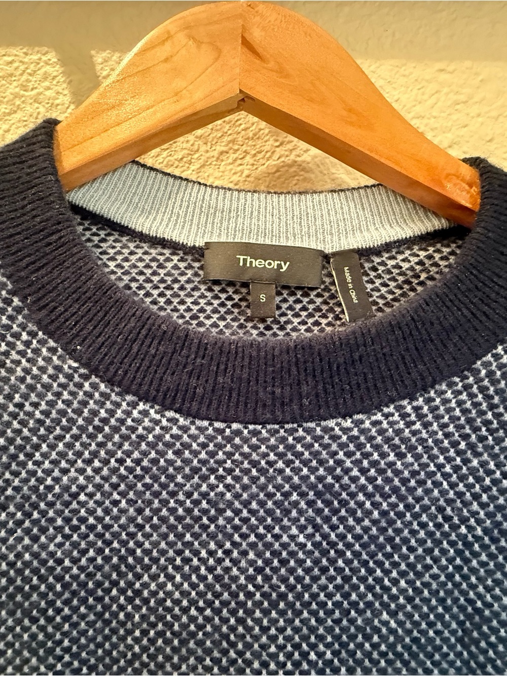 Theory Men’s Navy/light blue Two-Tone Textured 100% cashmere Crewneck Sweater - Picture 2 of 7